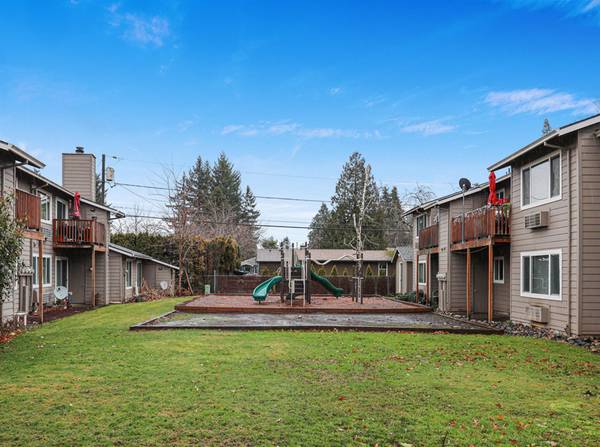 $1,425 / 2br - Popular 2 Bedroom/ 1 Bath - Storage Space - Washer/Dryer Hook-Ups (SE Portland)63841708442115124