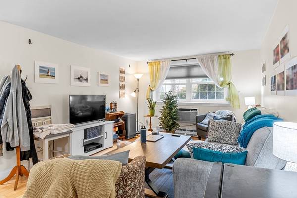 $1,075 / 1br - condo super clean sunny one bedroom and bathroom apartment. (Somerville)63611897257859122