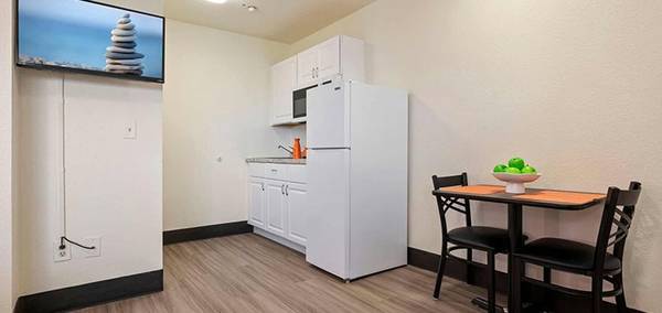 Pantry, Air Conditioning, Close to Freeway 1