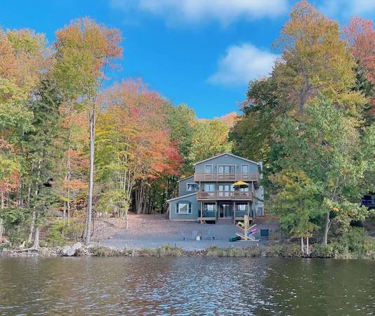 $300 / 5br - Spacious Pocono Lakefront Retreat w/ Amenities (pocono lake, PA)63951425500035120