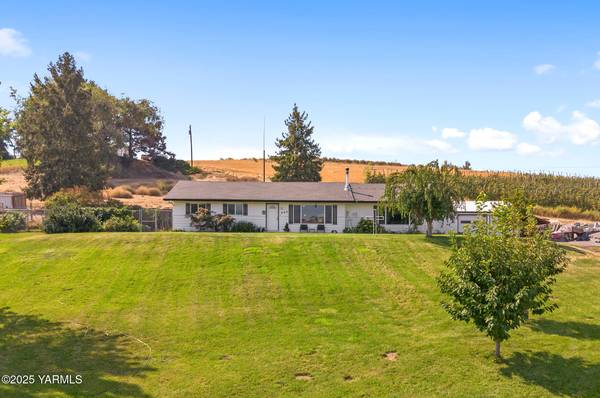 $440,000 / 4br - 1852ft2 - stunningly serene 4-bedroom, 2-bath hill top home (Selah)64319759864193120