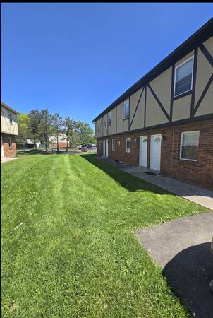 2 Bed 1 Bath Townhome Available.Great Location in North East Columbus! 1