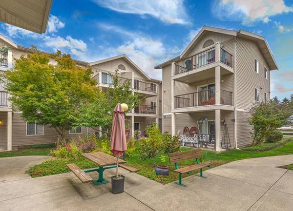 $1,925 / 2br - Dishwasher, Controlled Access Entry, Window Coverings (149 South 140th Street, Burien, WA)63910062419843122