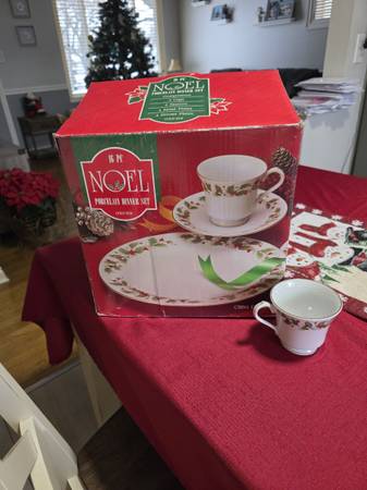 Vintage Noël 16-piece Christmas dinner set 1