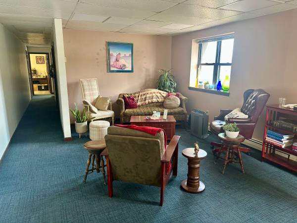 $125 North Greenbush office share available now! (Rensslear)63756230522241124
