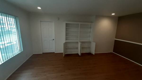 $1750.00 / 1br - Valley Village, Upgraded, New Kitchen & Bath-Wood Floor-Private Pool"W63812199067777124