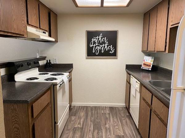 $1,325 / 2br - 919ft2 - Spacious 2-Story Townhouse! Tour Today! (East Mesa)64024992606978122