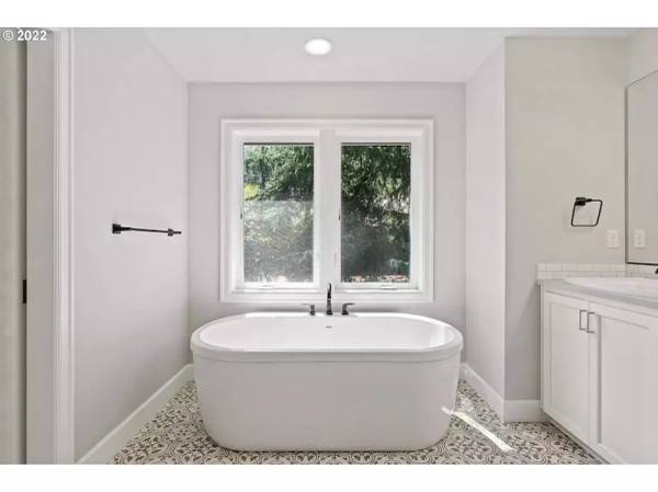 $195 / 2br - Nueva casa elegante y tranquila en Lake Oswego con asombroso patio (Lake Oswego, OR)63914740629122124