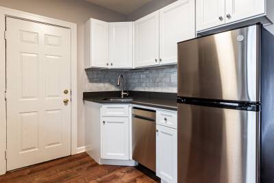 $1,050 Updated Studio! LOCATION LOCATION LOCATION (Edgewater)63959878426370120
