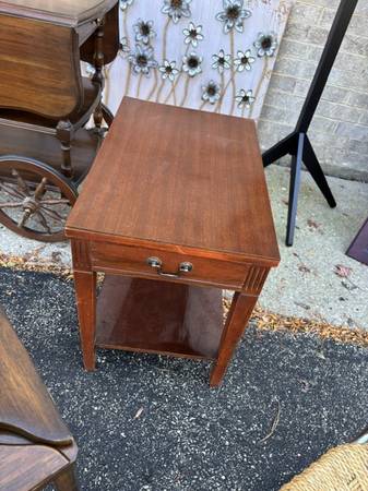 End Table with 1 Drawer and Shelf / Mersman brand / Item 3XGAC1 1