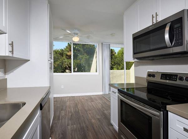 $2,200 / 1br - Short Drive to Dining, Shops & More, Dog Park - One Bedroom (Oceanside)63865933142273123