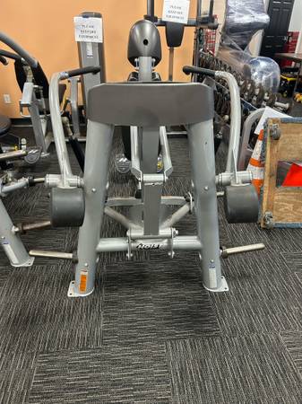 Máquina para press de hombros con elevación de carga por placas - $1.675 (Warwick, RI)63469936649857123