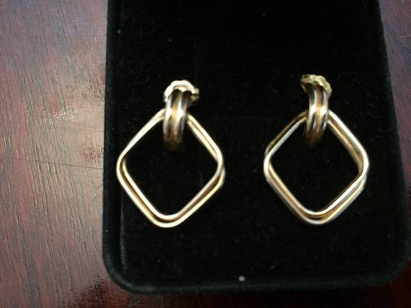 Unusual Style of 14K yellow Gold Studs Earrings with Beautiful Design 1