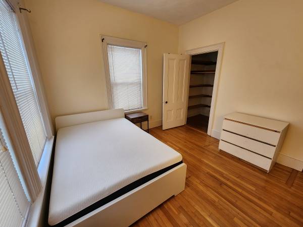 $300 / 4br - 150ft2 - Large Furnished Room. Prime location. Utilities included. (Quincy)63912517677315121