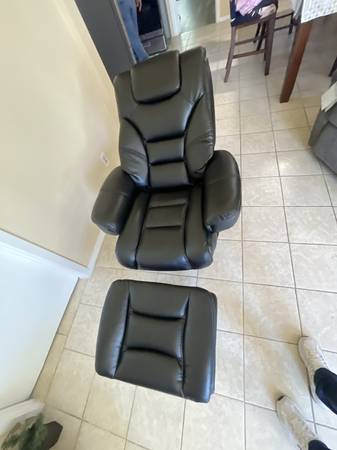 Lounge chair with swivel and ottoman black leather new - $420 (Modesto)63471299158531122