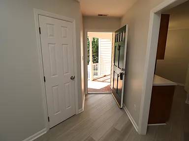 $950 / 2br - Stunning one level townhome 2 bed/2 bath close to Downtown Cary Park! (Cary, NC)63685998177539123
