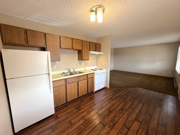 $845 / 2br - 650ft2 - 🏢 2BR / 1BA Upper Unit in Eau Claire, WI — Pet Friendly (Cats Only) (Eau Claire, WI)63845959107841121