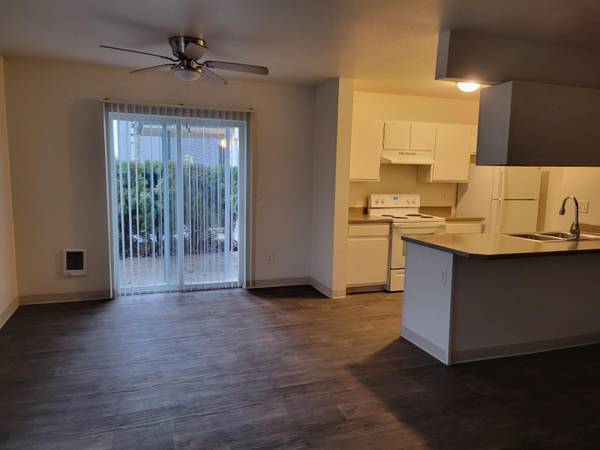 $1,725 / 2br - 880ft2 - UBICACIÓN PRIVILEGIADA, TOWNHOME, Disponible en agosto, CON GARAJE Y LAVADORA/SECADORA (Este de Gresham)63831397660675121