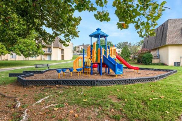$1,250 / 1br - 750ft2 - Tasteful, stylish apartment! Beautiful crown molding! The Carrington (Hendersonville)63680301387265124