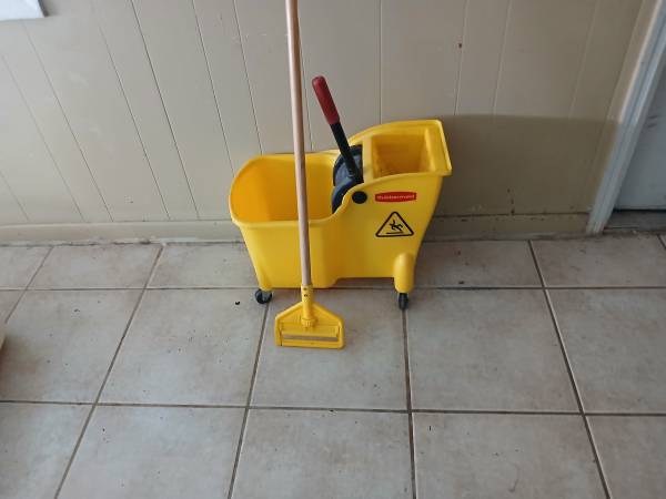 Rubbermaid mop bucket and mop stick 1