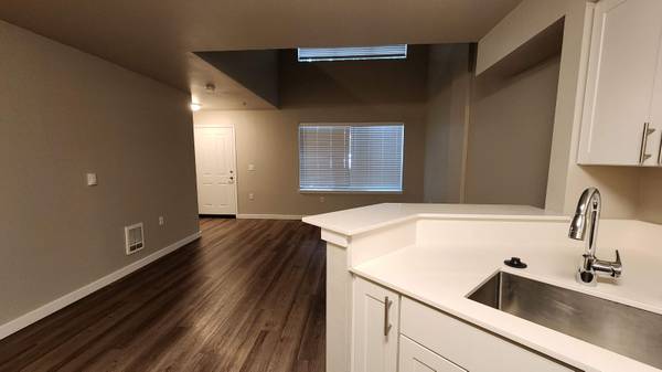$2,175 / 1br - 712ft2 - Servicios de copia y fax, estufa eléctrica, 1/BD 1/BA (95 Burnett Ave S, Renton, WA)63659516918145123