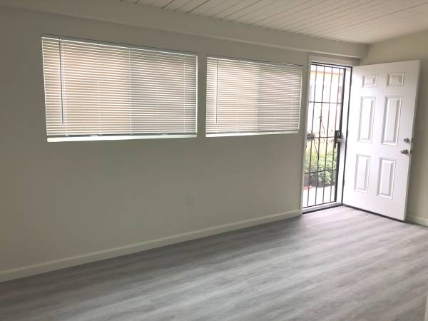 $2,100 / 2br - 585ft2 - Renovated 2 bed/1 bath with patio and on site laundry (San Diego)63663871194755123