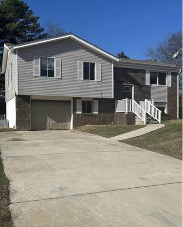 $1600.00 / 3br - 3 bedroom 1.5 bath with downstairs additional living area63801883139203120