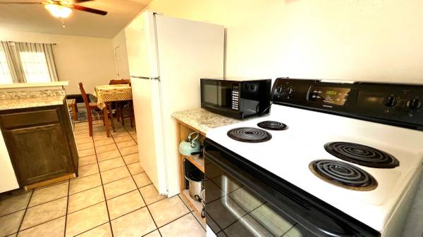 $3,000 / 2br - 900ft2 - Se acepta intercambio de trabajo- Apartamento amueblado de 2 habitaciones y 1 baño con servicios en el centro de Kona (Kailua Kona)63686727379587123
