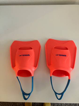 Never used Speedo swim fins size L 1