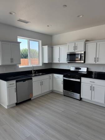 $2,200 / 3br - 1620ft2 - 3 Bedroom Home in DINUBA! (Avenue 12 & Highway 45)63809687791105122