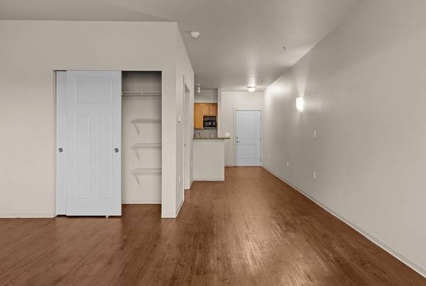 $1,364 / 525ft2 - ONE MONTH FREE WITH A 12-MONTH LEASE!! (3003 Queensgate Drive)63803219309313122