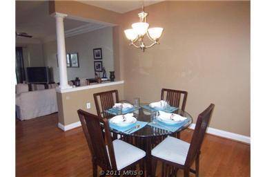 $3,595 / 3br - 2512ft2 - Amplio adosado de 4 niveles con garaje para 2 coches, a pasos del metro Forest Glen63822604528129122