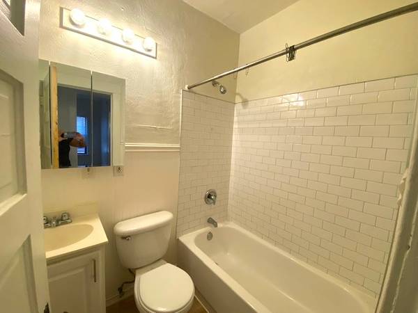 $1,300 / 2br - 2BR in the Heart of Uptown! Spacious Kitchen! MOVE IN SPECIAL! (Uptown)63990384072835124