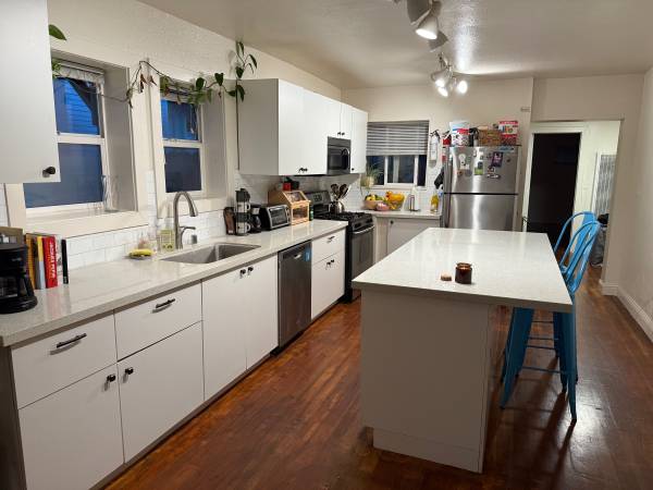 $1,275 Spacious Room in Emeryville on Berkeley boarder (berkeley)63682832382339121