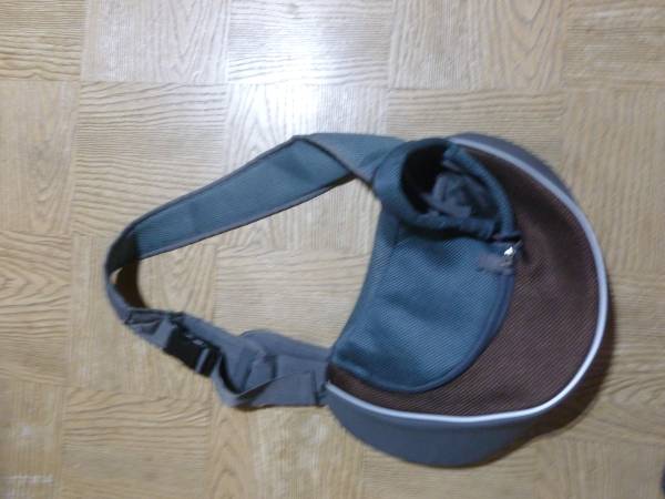 Over the shoulder pet carrier 1