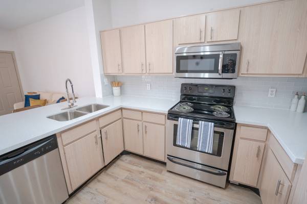 $796 / 2br - 837ft2 - The living is easy ANYTIME & the deals are great NOW. (Bryan)63806733880961124