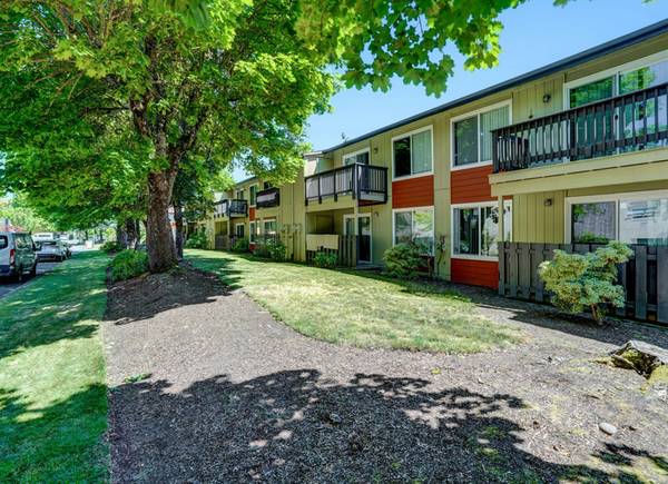 $1,495 / 2br - FREE HALF MO. - Retro Style Counter, On-Site Management, Pets Welcome (Halsey & I-84)63999315603331124