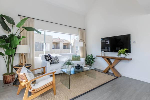 $1,979 / 1br - 628ft2 - Lavadora y Secadora en Casa, Áreas de Picnic, 1 dormitorio (18414 W. Jakes Way, Canyon Country, CA)63840114989953120