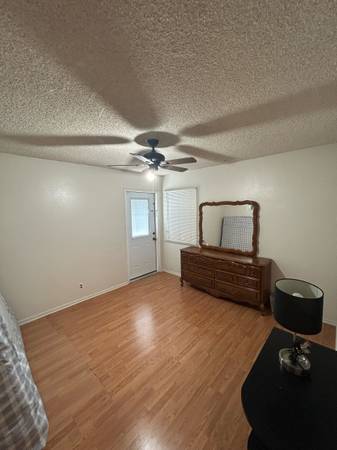 $1,350 Like small apartment (Winnetka)63700958573315121