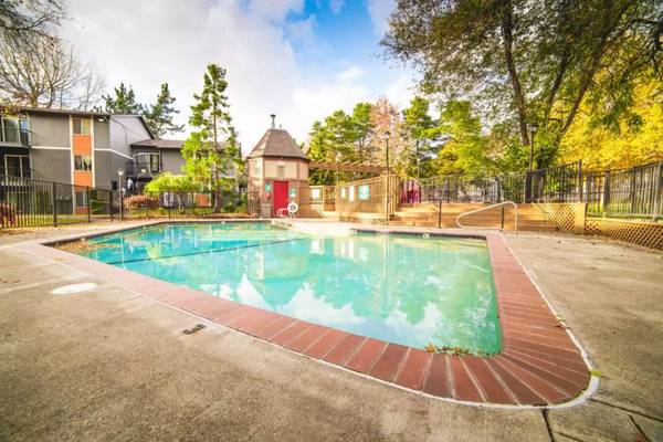 $1,550 / 2br - 776ft2 - Top floor 2-bedroom in Central Beaverton...One month free with a 12-mo (BEAVERTON - Beaverton Transit Center)63831398259329124