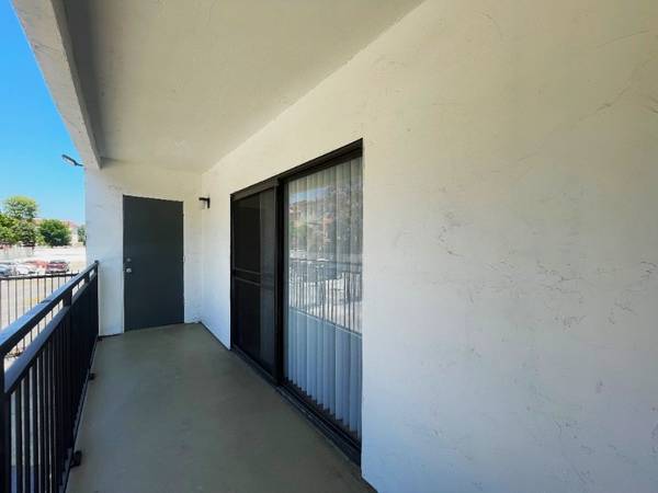 $2,510 / 2br - 945ft2 - BEAUTIFUL 2 BEDROOM 2 BATHROOM, CORNER UNIT WITH BALCONY! (21031 Parthenia St, Canoga Park, CA)63953219825538120