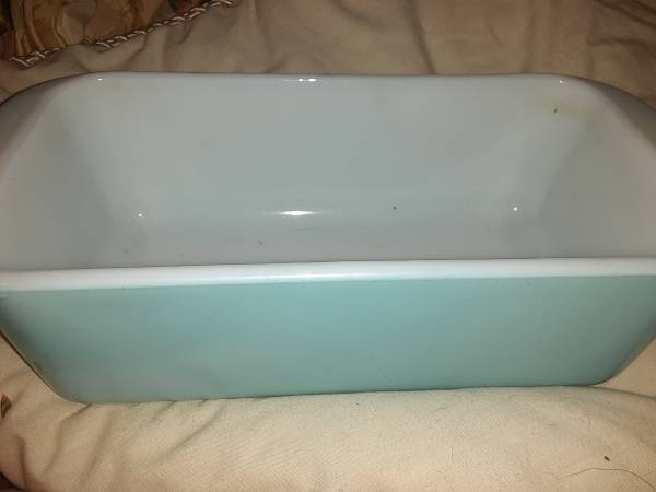 Pyrex vintage  loaf pan 1