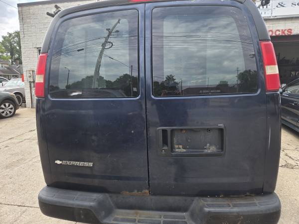 2007 Chevy G2500 cargo 1