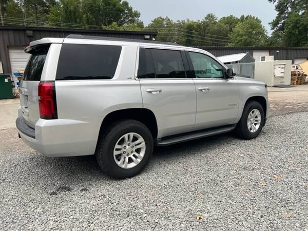 2015 Chevrolet Tahoe LS, plateado, asientos de tercera fila, 50,000 millas, 4WD - $27,900 (Raleigh/Morrisville)63621099647617124