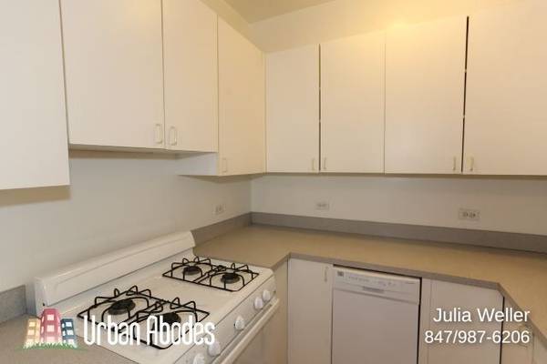 $1,795 / 1br - 700ft2 - $300 OFF FIRST MONTH'S RENT! Prominent 1 Bedroom in Wrigleyville (Wrigleyville)64041647131777123