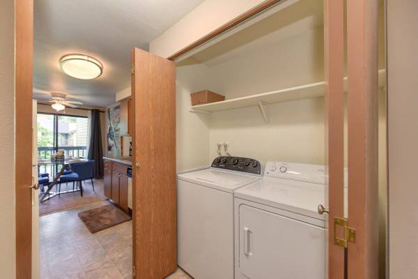 $2,242 / 3br - 1100ft2 - Estacionamiento cubierto asignado, techos altos, lavadora/secadora de tamaño completo (Kent, WA)63688443694339121