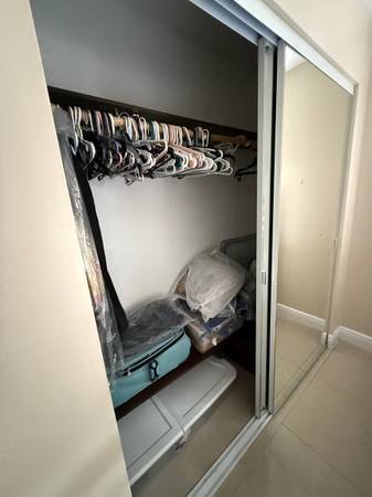 $1,100 / 3br - Compartiendo un condominio de 3/2 y buscando compañera de cuarto (Kendall)63825137563649123