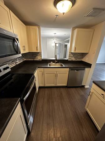 $2,125 / 1br - 760ft2 - Plank Flooring, Central AC/Heat, Cable Ready (180 Woodbury St, Manchester, NH)63932189378434122
