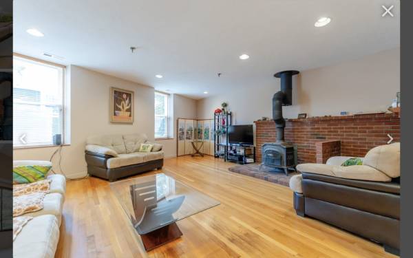 Sunny, tall ceiling, quiet street steps from Red Line 1