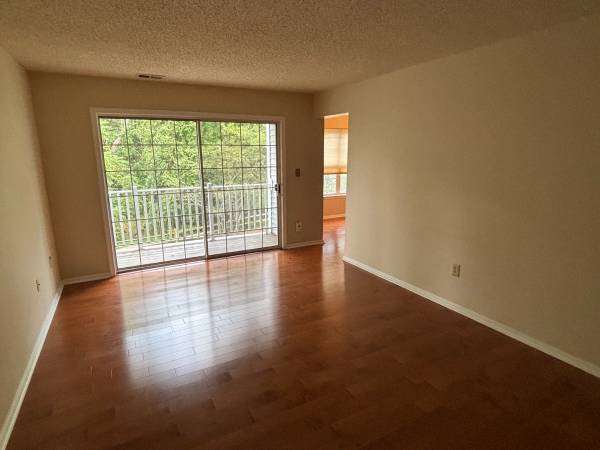 $2,400 / 2br - 1300ft2 - Hermoso condominio de 2 habitaciones y 2 baños completos en planta baja con balcón y lavadora/secadora (Branchburg)63676345599107120